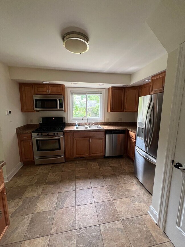 Foto del edificio - 3 Bed, 1.5 Bath Near U of R, Strong & Coll...