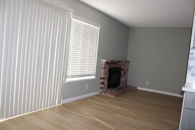 Foto del edificio - 1562 Partridge Dr