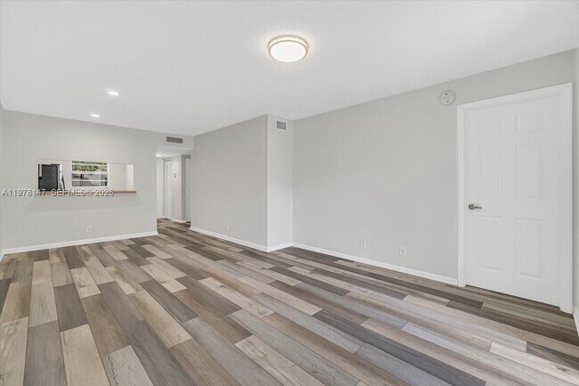 Building Photo - 6832 Palmetto Cir S