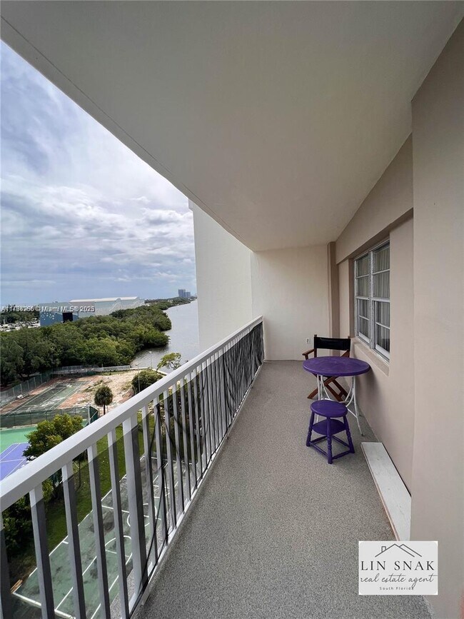 Foto del edificio - 300 Bayview Dr