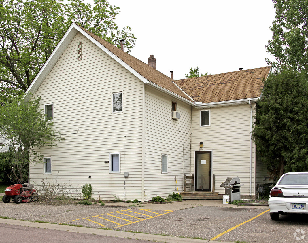 Primary Photo - 8330 Cedar St