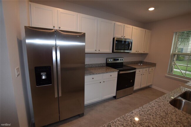 Building Photo - 3 br, 2.5 bath Townhome - 16913 Reseda Aly...