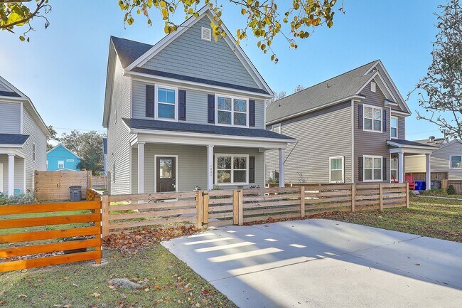 Building Photo - IMMACULATE Park Circle Home!
