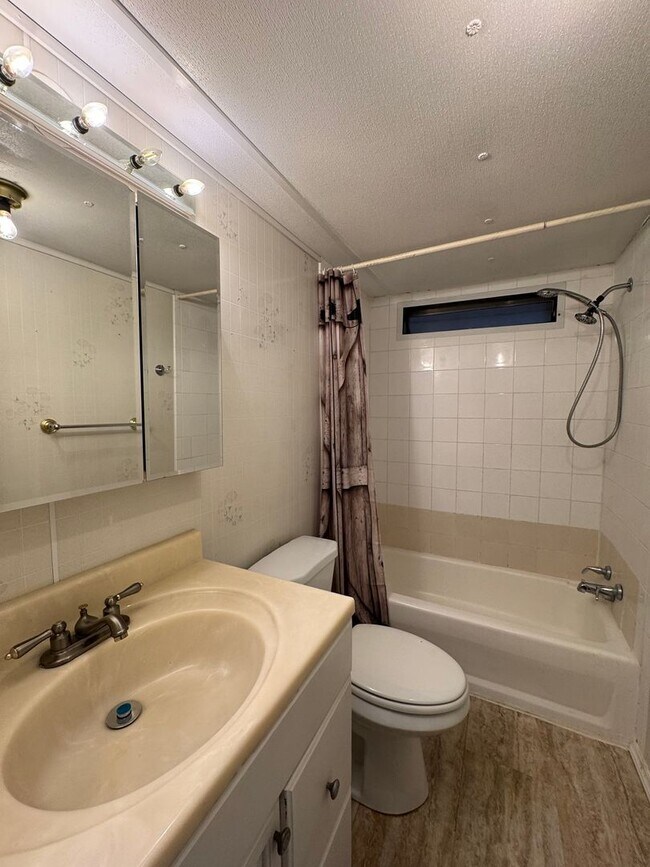 Building Photo - 5119 Mesa Dr