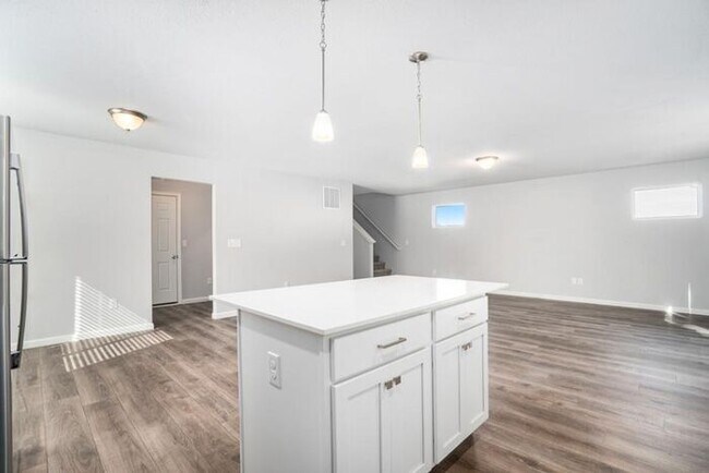 Building Photo - 115 Iris Ct