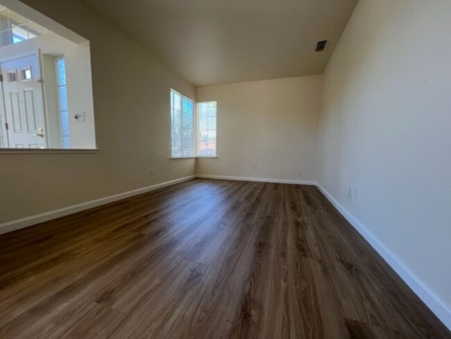 Building Photo - Beautiful 3 Bedroom 3 Bathroom on Large Corner Lot