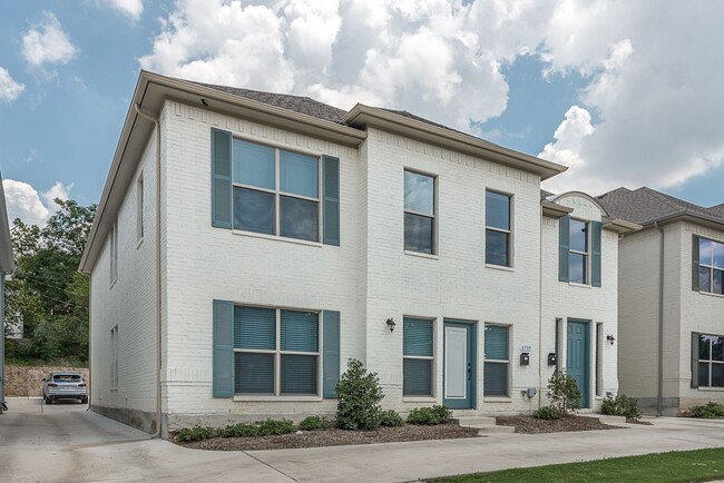 Building Photo - 2709 McCart Ave