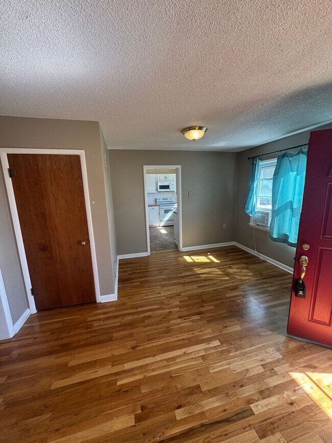 Foto del edificio - 3-Bedroom Home in Akron