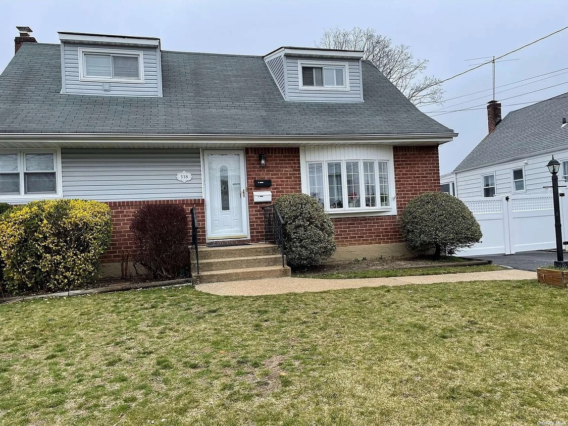 230 Oakley Ave, Elmont, NY 11003 House Rental in Elmont, NY