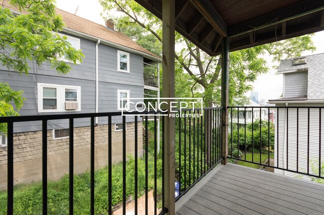 Building Photo - 31 Thornton St