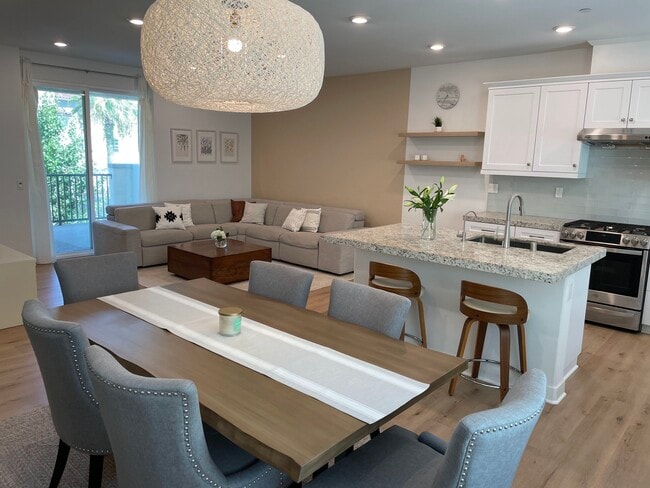 2nd floor living area - 1605 St Simon Cir