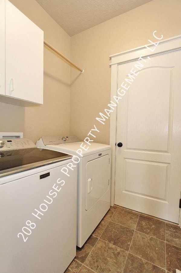 Building Photo - Spectacular Home in a Quiet Neighborhood