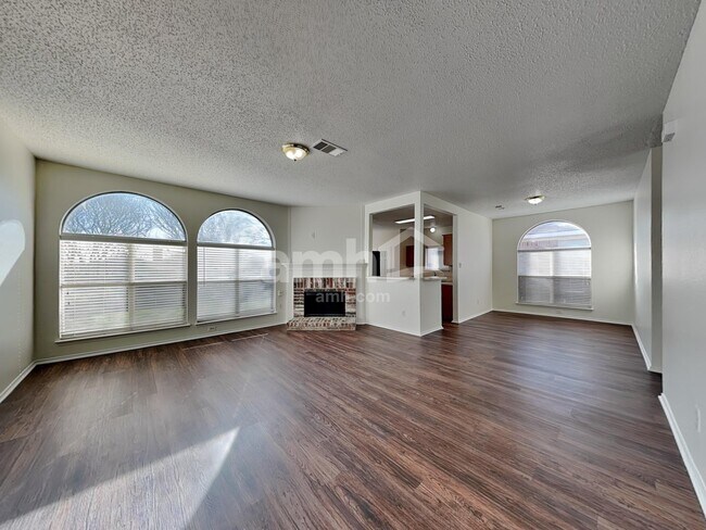 Foto del edificio - 6711 Flamewood Dr