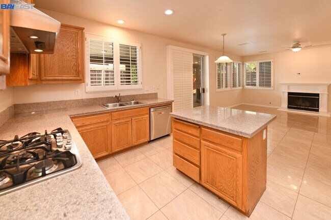 Building Photo - 8 Olde Creek Pl