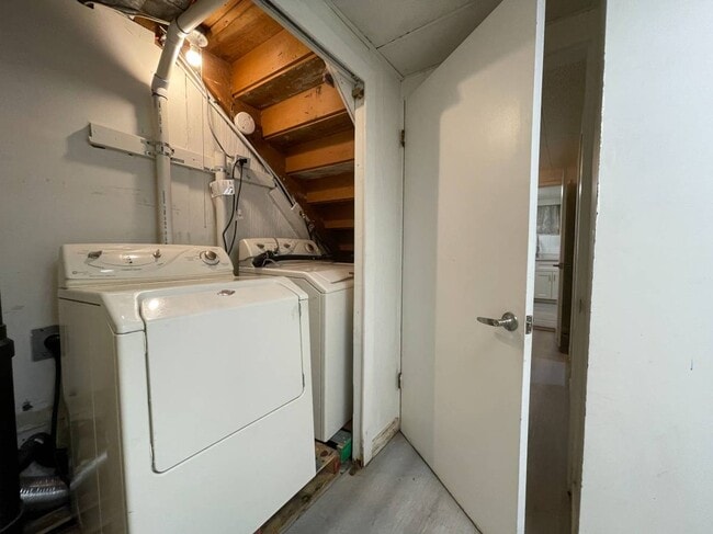 Building Photo - 6407 Clinton St