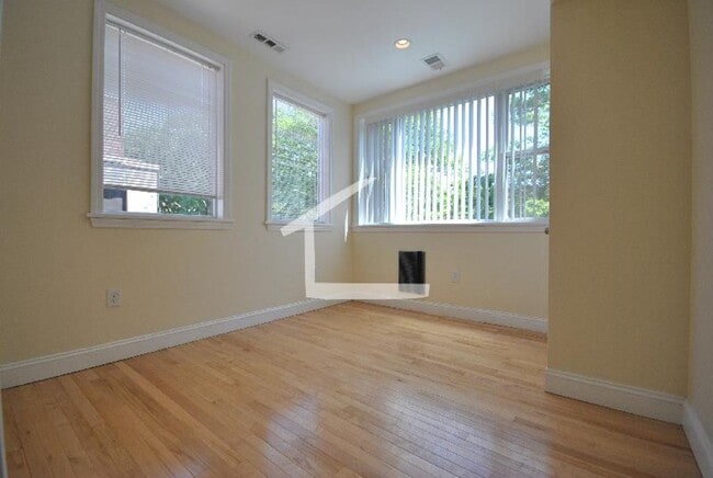 Foto del edificio - BROOKLINE LISTING!!!!!! 3BED 2BATH!!!!