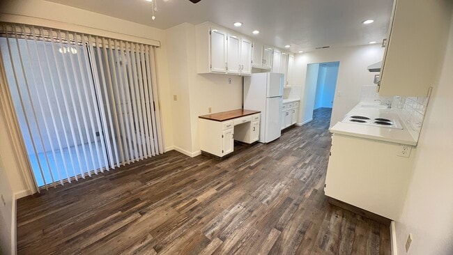 Building Photo - Desirable Duplex 2 bedroom 1 bathroom home