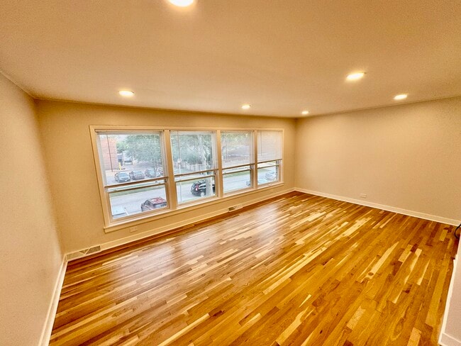Building Photo - 171 E Van Buren St
