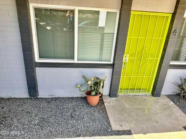 Foto del edificio - 3219 E Earll Dr