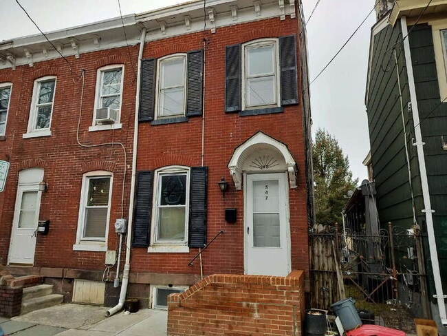 Foto del edificio - 547 Centre St