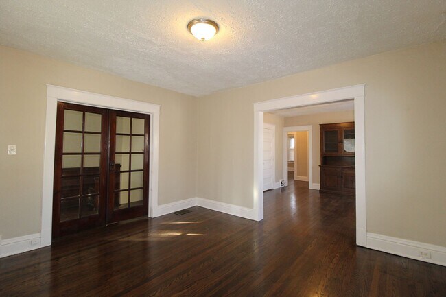 Foto del edificio - Spacious 2 Bedroom Duplex by KU MED