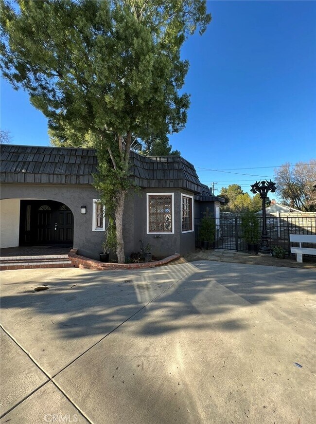 Building Photo - 15621 Vanowen St