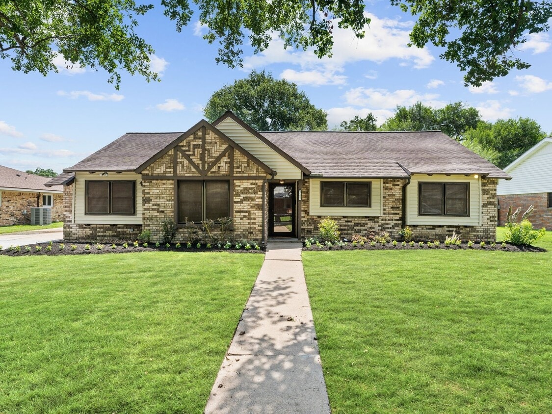 Primary Photo - 2122 Briar Cir
