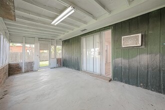 Building Photo - 715 W 9th St