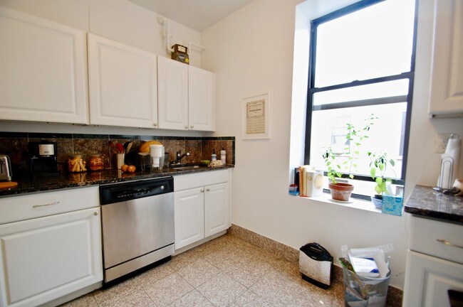 Building Photo - 612 W 144th St