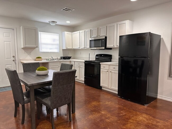 Building Photo - Beautiful and Spacious 2/2 North LC