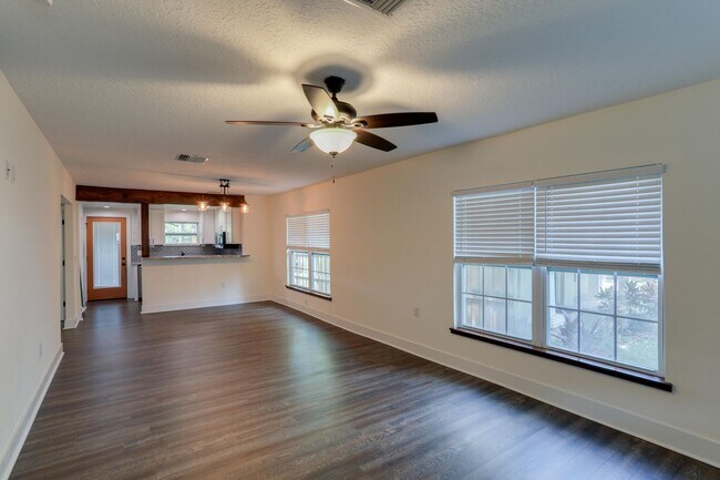 Building Photo - 1226 E Gore St