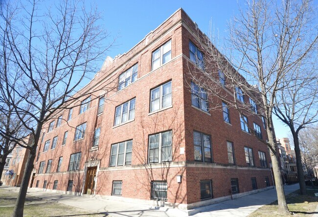 Building Photo - 1338 W Waveland Ave