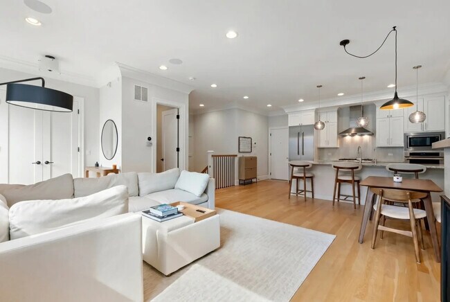 Foto del edificio - 2738 N Racine Ave