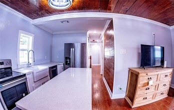 Building Photo - 6201 Heards Ln