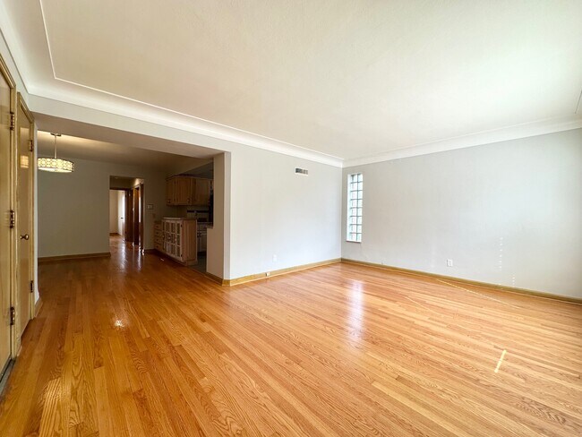 Foto del edificio - 6940 Jamieson Ave