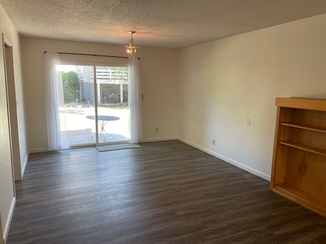 Foto del edificio - **RESERVE NOW FOR SUMMER 2026**  Spacious 6-Bedroom House Near Chico State