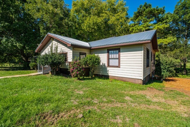 Foto del edificio - Plenty of Space Inside & Out – 4BR/2BA in Hueytown!