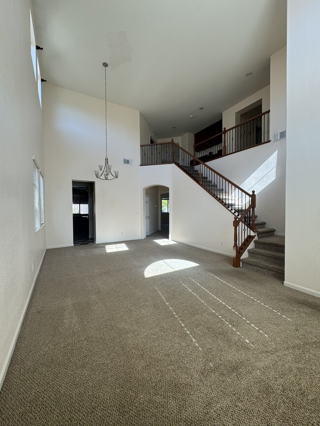 Building Photo - 361 Royal River Dr