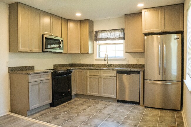 Building Photo - 4040 Knollbrook Dr NW