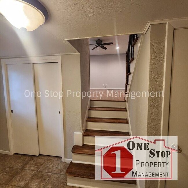 Building Photo - Charming 3 bedroom, 2.5 bathroom home with...