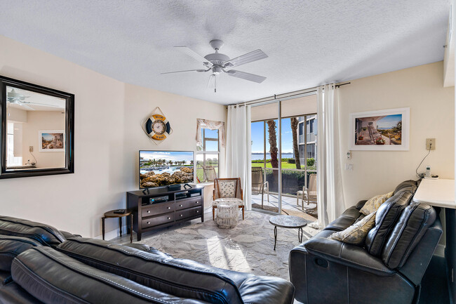 Foto del edificio - 5750 NE Island Cove Way