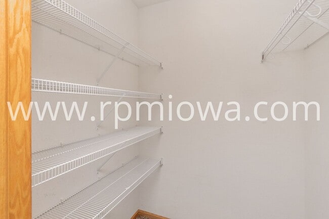 Building Photo - NEAR DMACC!! 2 Bedroom, 2 Bath Townhome in Ankeny