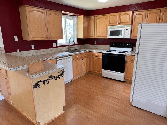 Primary Photo - Single Level Home w/HUGE fenced yard, AC, ...