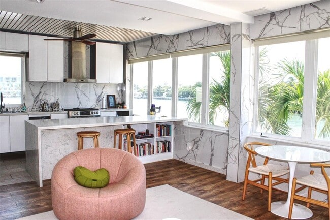 Foto del edificio - 4710 Pine Tree Dr