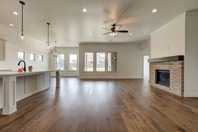 Foto del edificio - Available now in Yukon!