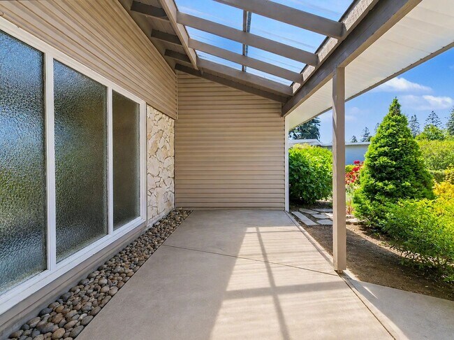 Building Photo - AVAILABLE JULY 20TH! Beautiful Views of Lake Sammamish, 5 bed/3 bath with Fully Fenced Yard