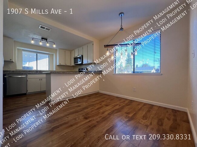 Building Photo - Gorgeous 2 Bedroom 2 Bath Condo