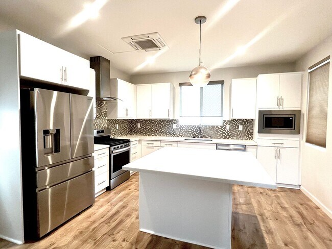 Foto del edificio - Beautiful 2 bedroom 2.5 bath three story condo!!