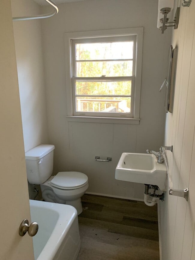 Building Photo - Precious 1BR/1BA Cottage On N Ross