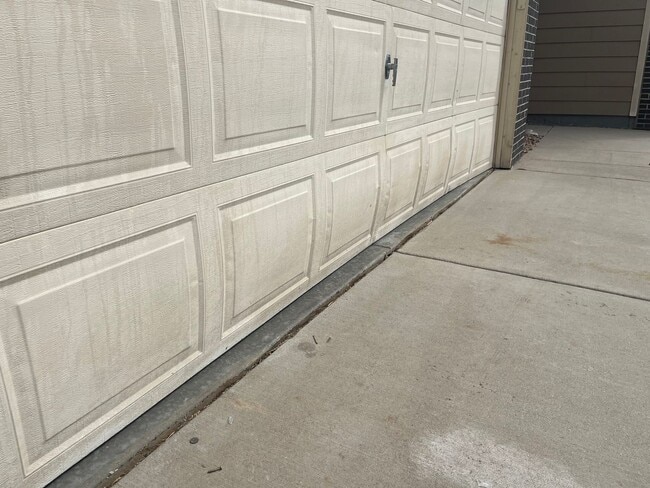 Building Photo - Amazing 3 Bed, 2 Bath, 3 Car Garage Home for Rent